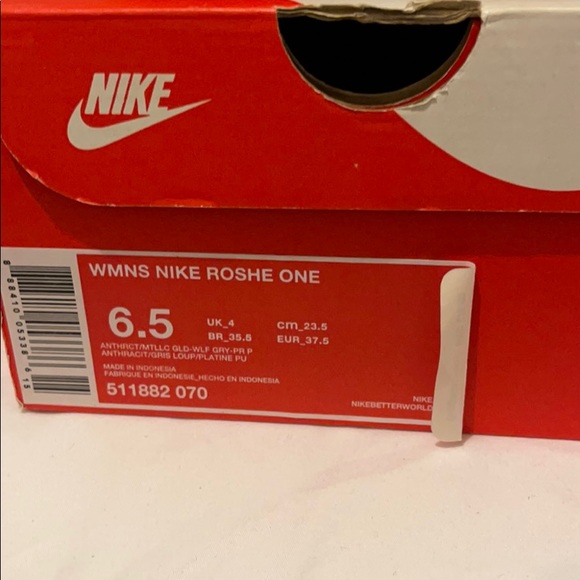 NIKE Woman Grey and Gold Roshe - Picture 5 of 5